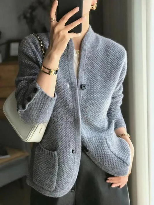 Carolin | Damen Strickjacke mit Knöpfen aus Wollmischung