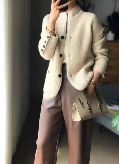 Carolin | Damen Strickjacke mit Knöpfen aus Wollmischung