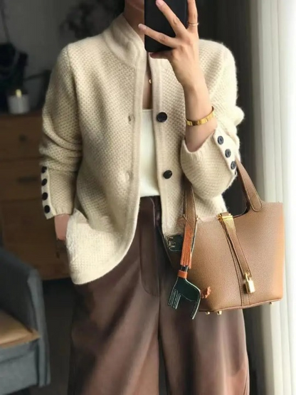 Carolin | Damen Strickjacke mit Knöpfen aus Wollmischung
