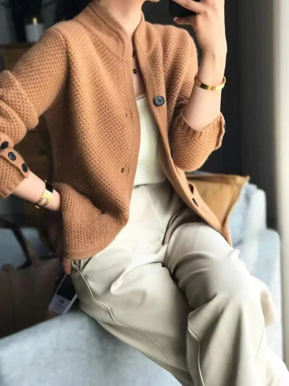 Carolin | Damen Strickjacke mit Knöpfen aus Wollmischung
